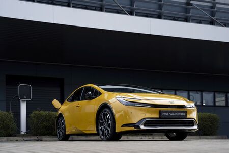 Toyota Prius z najwyższym poziomem bezpieczeństwa w standardzie. Nowe systemy i rozwiązania Toyota T-MATE