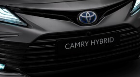 Odświeżona Camry Hybrid – nowy design i systemy bezpieczeństwa