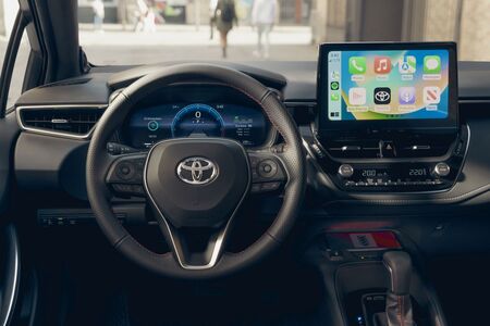 Toyota Corolla z roku modelowego 2024 z cyfrowym kluczykiem, klimatyzacją z systemem nanoe X™ oraz nowymi lakierami