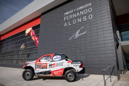 Toyota Hilux Dakar trafiła do muzeum Fernando Alonso 