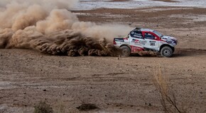 Fernando Alonso przetestował dakarową Toyotę Hilux