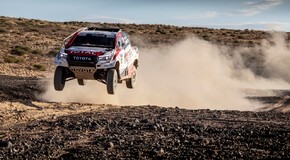 Fernando Alonso przetestował dakarową Toyotę Hilux
