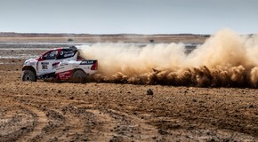 Fernando Alonso przetestował dakarową Toyotę Hilux
