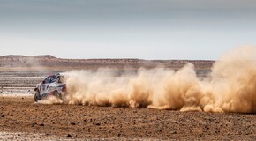 Fernando Alonso przetestował dakarową Toyotę Hilux