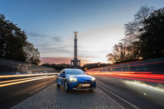 Toyotą Mirai po Berlinie. 200 wodorowych sedanów Toyoty w Uber Comfort Electric