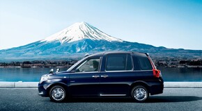 Rynkowy debiut Toyoty JPN Taxi z napędem hybrydowym LPG