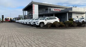 Toyota dostarczyła 21 hybrydowych SUV-ów Portom Lotniczym