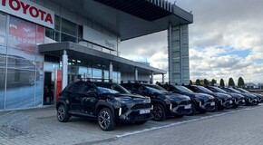 Toyota dostarczyła 21 hybrydowych SUV-ów Portom Lotniczym