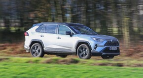 Ekstremalny test hybrydowej Toyoty RAV4 – Arkady Fiedler rusza na Przylądek Północny