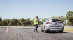 Hybrydowa Toyota Auris uzyskała wynik spalania 3 l/100 km podczas pierwszej rundy dziennikarskiego rajdu Eco Rally