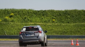 Hybrydowa Toyota Auris uzyskała wynik spalania 3 l/100 km podczas pierwszej rundy dziennikarskiego rajdu Eco Rally
