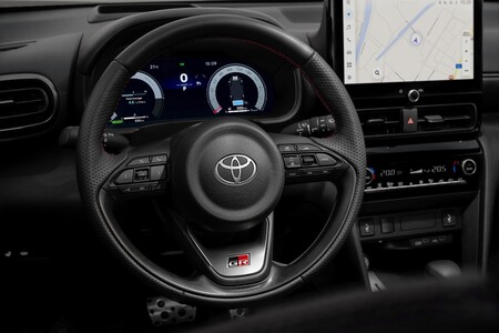 Nowa Toyota Yaris Cross. Mocniejsza hybryda i technologie, które zwiększają bezpieczeństwo 