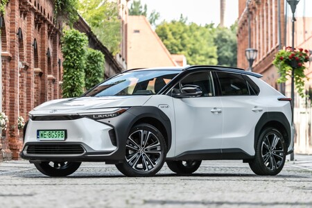 Elektryczna Toyota bZ4X z 2023 roku produkcji już od 204 900 zł
