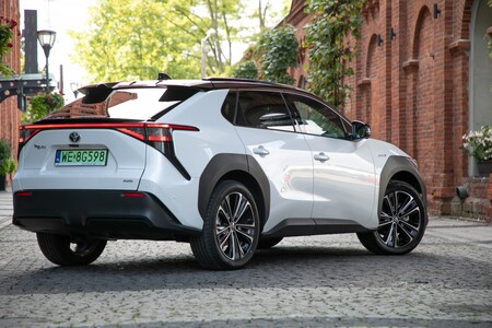 Elektryczna Toyota bZ4X z 2023 roku produkcji już od 204 900 zł