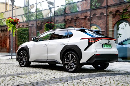 Elektryczna Toyota bZ4X z 2023 roku produkcji już od 204 900 zł