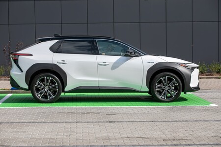 Elektryczna Toyota bZ4X na polskim rynku z dwoma napędami