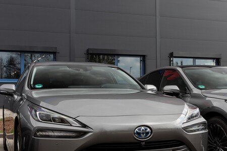 Toyoty Mirai we flocie producenta technologii infrastruktury wodorowej