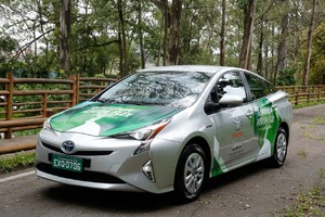 Spoločnosť Toyota odhalila prvý prototyp s hybridným pohonom flexible fuel na svete