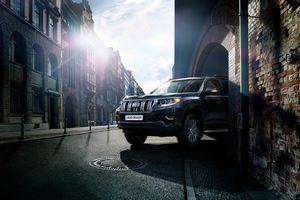 EZÉRT VERHETETLEN TEREPEN (IS) A VADONATÚJ TOYOTA LAND CRUISER