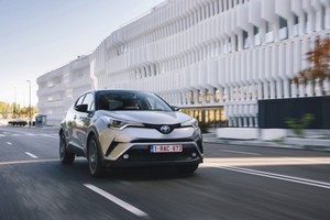 TOYOTA C-HR -   PRVÉ VOZIDLÁ UŽ NA SHOWROOMOCH U AUTORIZOVANÝCH PARTNEROV ZNAČKY