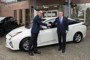 Toyota předala Mezinárodnímu olympijskému výboru první hybridní vozy 