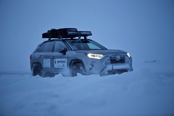 Arkady Fiedler zakończył ekstremalny zimowy test hybrydowej Toyoty RAV4 przez Arktykę