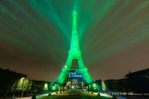 Eiffelovu věž rozzářilo světlo z vodíku