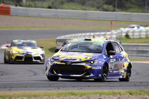  Akio Toyoda versenypályán teszteli a hidrogénhajtású belsőégésű motorral hajtott Corollát