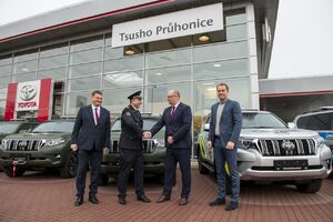 Toyota předala policii prvních 22 Land Cruiserů do těžkého terénu