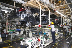 Európában is megkezdi a plug-in hibrid elektromos autók gyártását a Toyota 