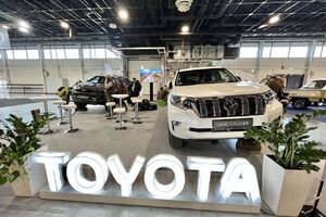 Bárki megrendelheti a Toyota márkakereskedésekben a most hétvégén a FeHoVa-n kiállított Hilux és Land  Cruiser garanciális átalakításokat