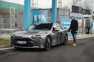 V Česku jezdí desítka vodíkových Toyot, otevřela se první čerpací stanice