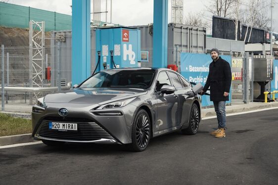V Česku jezdí desítka vodíkových Toyot, otevřela se první čerpací stanice