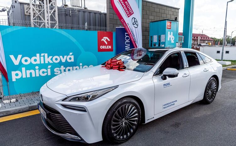  Vedení Mostu bude jezdit ve vodíkové Toyotě Mirai