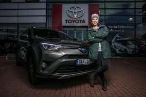 Eva Samková s týmem si převzala nové vozy Toyota 