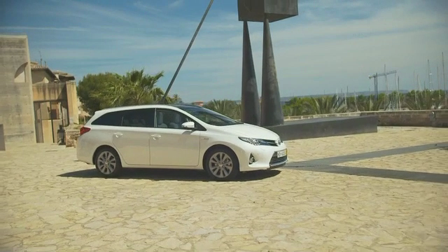 Auris Hybrid Touring Sports Boot Space Functionality
