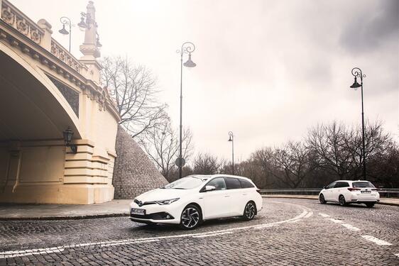 Nowa flota hybrydowych Aurisów w Banku Pekao