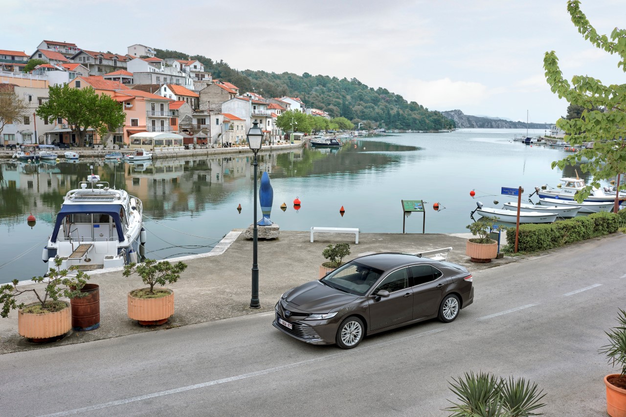 Nowa Toyota Camry Hybrid 