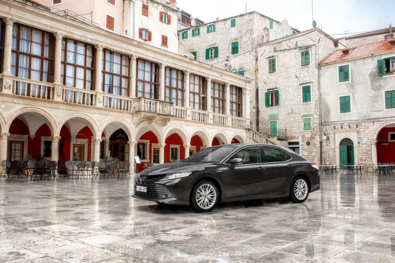 Nowa Toyota Camry Hybrid 