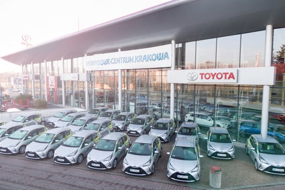 Nowe Toyoty Yaris Hybrid rozbudowały hybrydową flotę Banku BNP Paribas