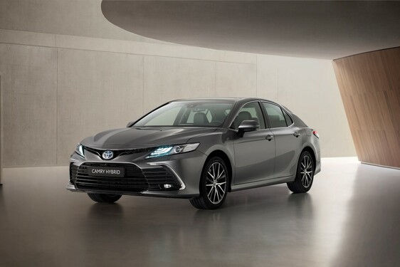 Odświeżona Camry Hybrid – nowy design i systemy bezpieczeństwa