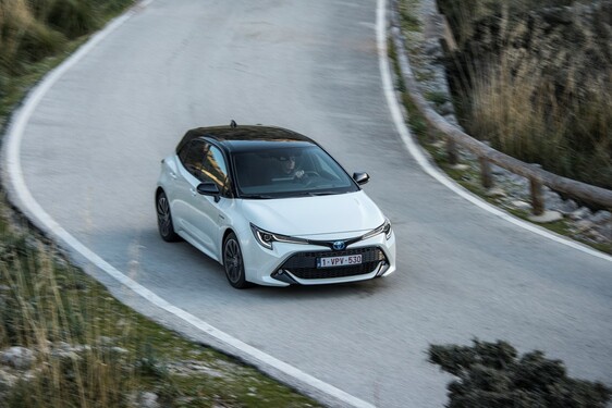 Toyota i Corolla liderami rynku aut osobowych w maju 2021. Łączna sprzedaż hybryd Toyoty w Polsce przekroczyła 124 000 samochodów