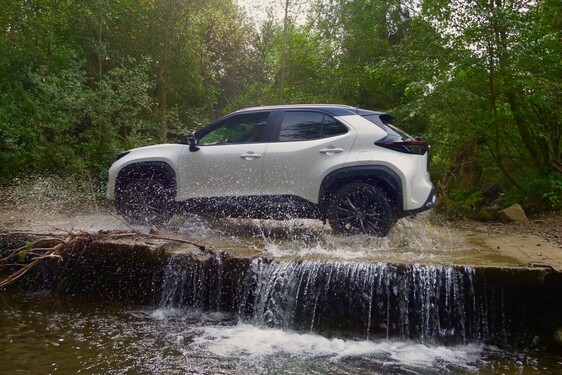 Napęd AWD-i w hybrydowych SUV-ach Toyoty. Jak działa?