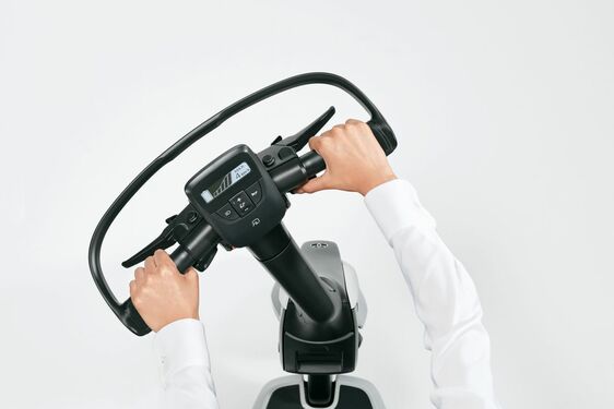 Toyota rozpoczęła sprzedaż elektrycznego pojazdu C+walkT z systemami automatycznego zapobiegania kolizjom