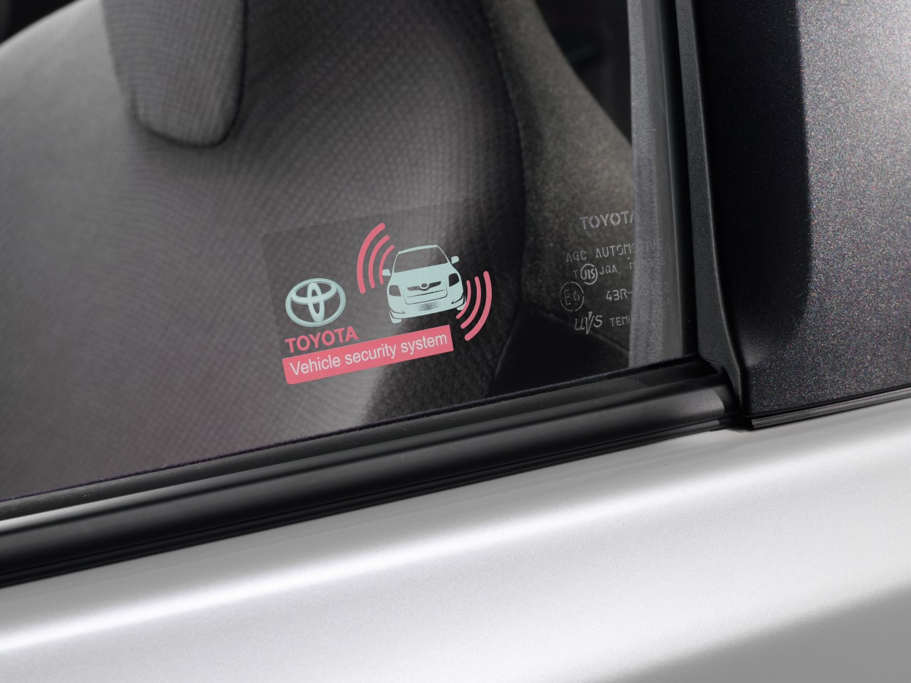 Pełen pakiet zabezpieczeń antykradzieżowych w samochodach Toyoty