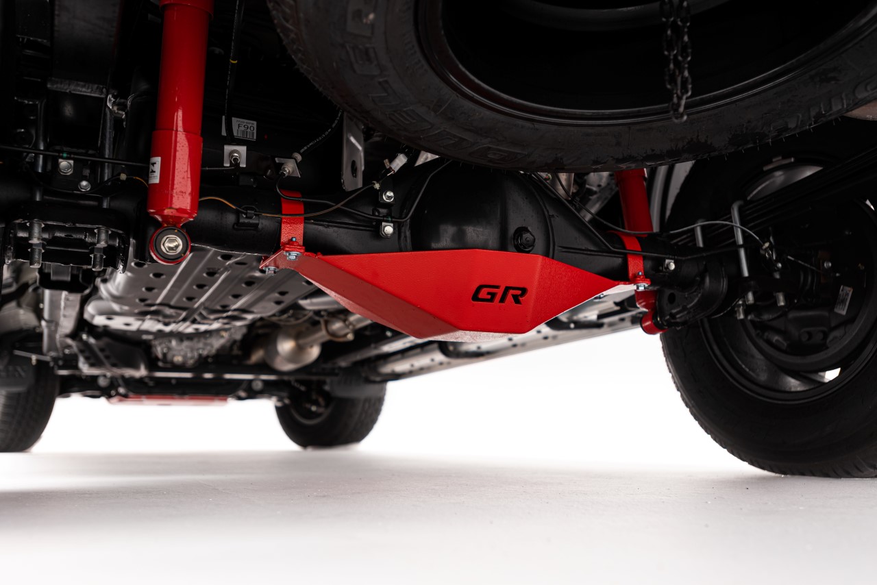 Toyota Hilux GR SPORT w przedsprzedaży. Pick-up inspirowany zwycięstwami w Rajdzie Dakar