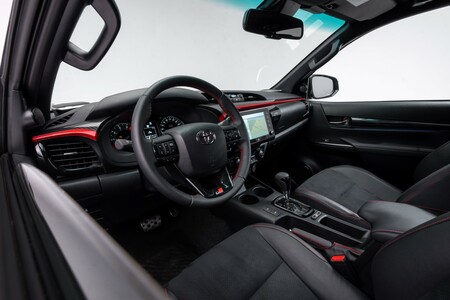 Toyota Hilux GR SPORT w przedsprzedaży. Pick-up inspirowany zwycięstwami w Rajdzie Dakar