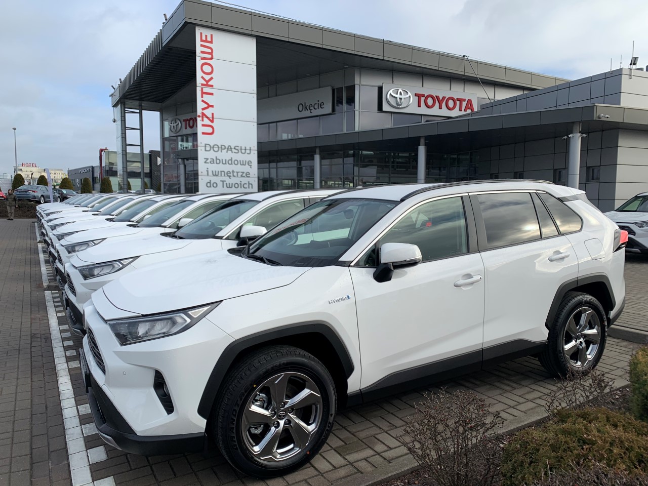 Toyota dostarczyła 21 hybrydowych SUV-ów Portom Lotniczym