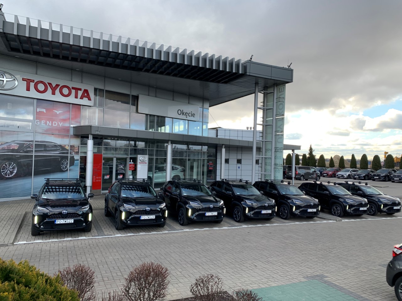 Toyota dostarczyła 21 hybrydowych SUV-ów Portom Lotniczym