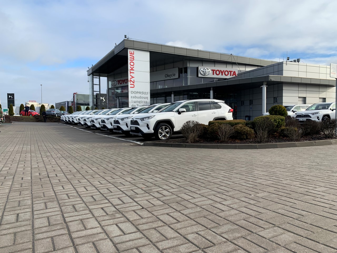 Toyota dostarczyła 21 hybrydowych SUV-ów Portom Lotniczym